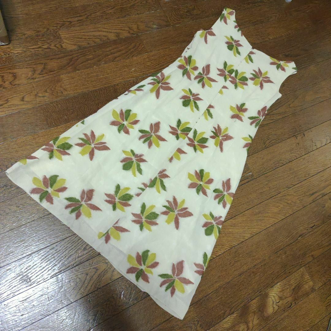 1647超美品 シビラ M 膝丈ワンピース 花柄 ノースリーブ ベージュ系 8