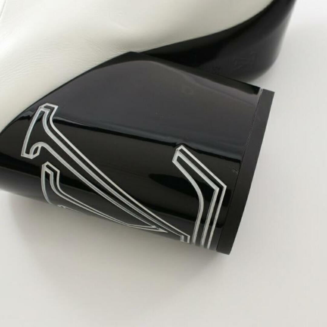 LOUIS VUITTON(ルイヴィトン)のLVロゴ サンダル ブーティ レザー ホワイト ブラック チャンキーヒール レディースの靴/シューズ(ブーツ)の商品写真