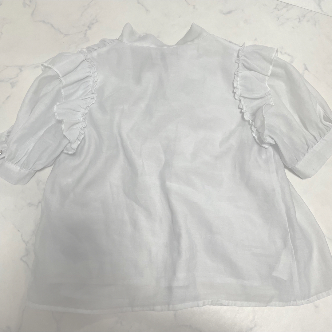evelyn(エブリン)のevelyn ホワイトギャザーリボンBS レディースのトップス(シャツ/ブラウス(半袖/袖なし))の商品写真