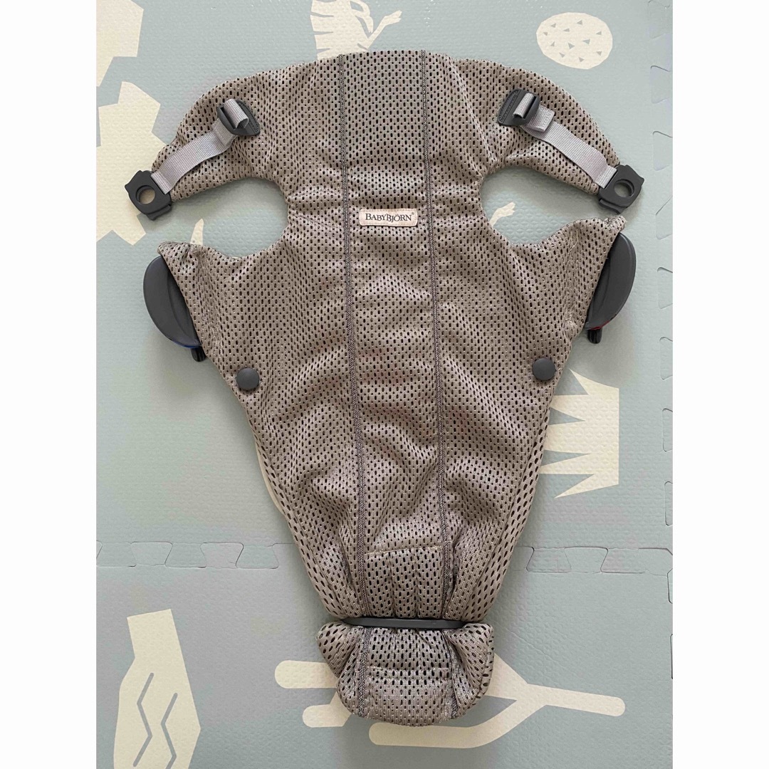 BABYBJORN(ベビービョルン)のベビービョルン 抱っこ紐 ベビーキャリアMINI Airグレーベージュ キッズ/ベビー/マタニティの外出/移動用品(抱っこひも/おんぶひも)の商品写真