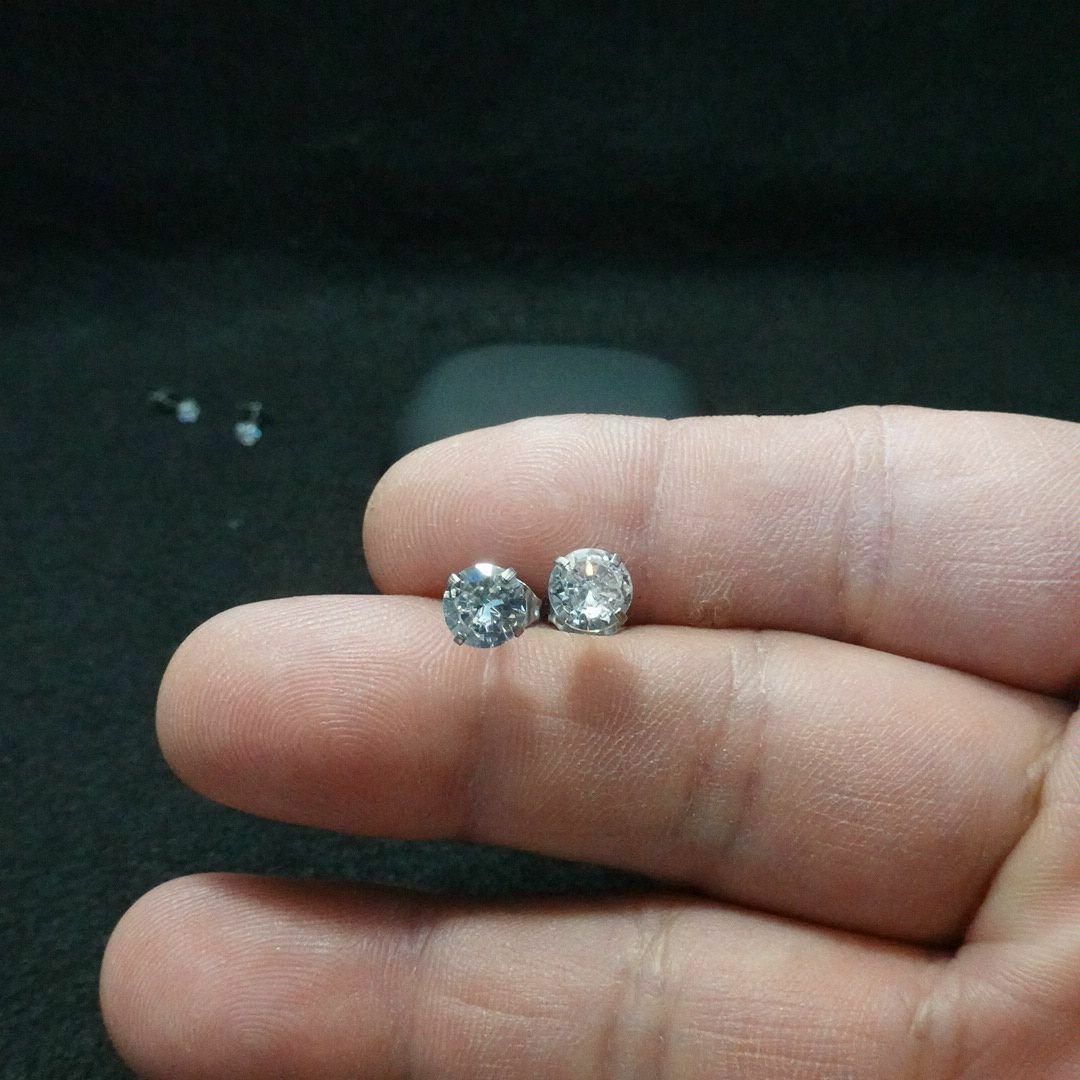 【8mm】2ct 医療用ステンレス 21ゲージ CZ ダイヤモンド ピアス メンズのアクセサリー(ピアス(両耳用))の商品写真