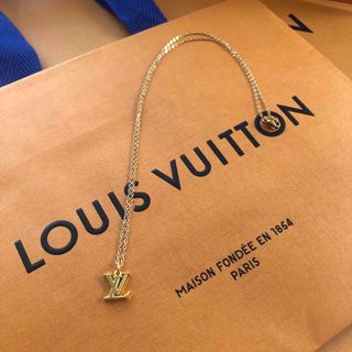 ルイヴィトン(LOUIS VUITTON)のルイヴィトン　LOUISVUITON ロゴチャーム　ゴールドネックレス(ネックレス)