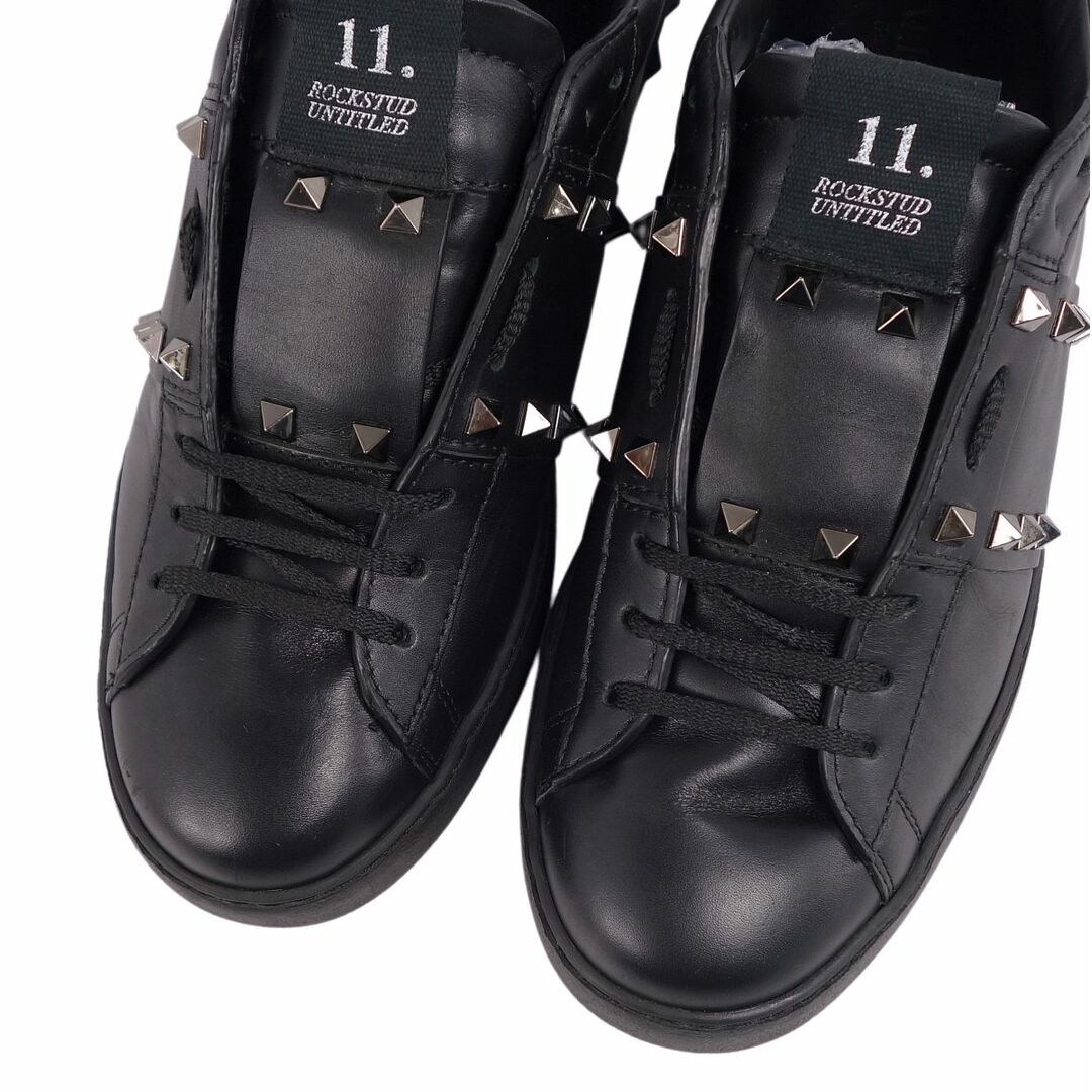 valentino garavani(ヴァレンティノガラヴァーニ)のヴァレンティノ ガラヴァーニ VALENTINO GARAVANI スニーカー ローカット ロックスタッズ カーフレザー シューズ メンズ 41(26cm相当) ブラック メンズの靴/シューズ(スニーカー)の商品写真