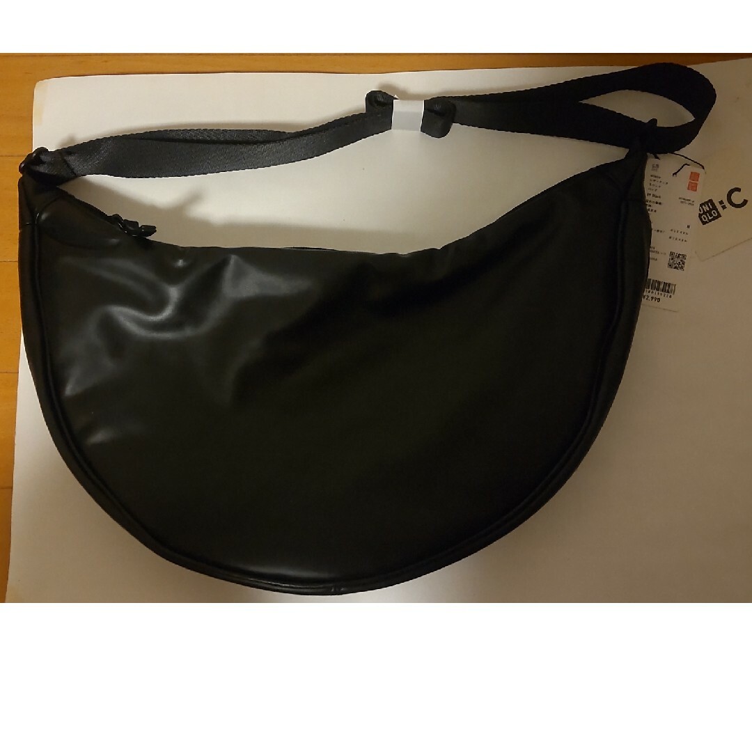 UNIQLO(ユニクロ)の【新品未使用】ユニクロC レザータッチラウンドバッグ レディースのバッグ(ショルダーバッグ)の商品写真