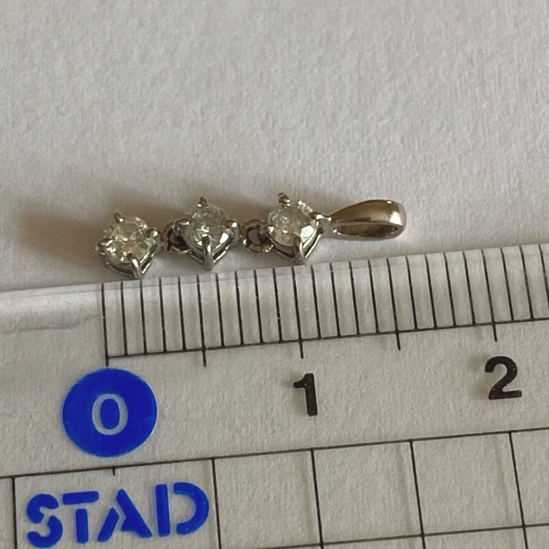 Pt900     0.2ct    トリロジーネックレストップ レディースのアクセサリー(チャーム)の商品写真