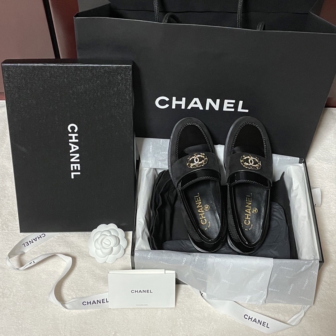 CHANEL(シャネル)のしなもん様専用♡CHANEL シャネル♡エナメル ローファー 35サイズ22cm レディースの靴/シューズ(ローファー/革靴)の商品写真
