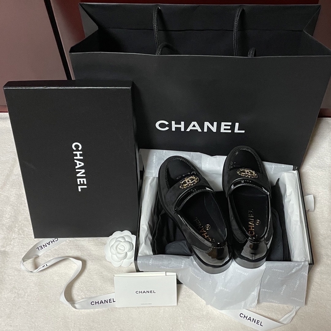 CHANEL(シャネル)のしなもん様専用♡CHANEL シャネル♡エナメル ローファー 35サイズ22cm レディースの靴/シューズ(ローファー/革靴)の商品写真