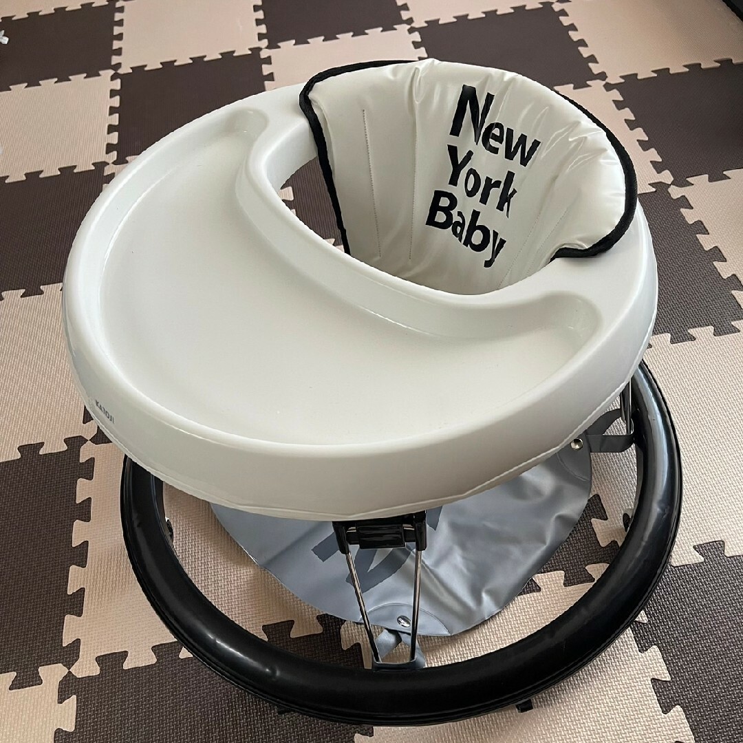 KATOJI(カトージ)の美品　歩行器　New York Baby　シンプル　白　黒　固定 キッズ/ベビー/マタニティの外出/移動用品(歩行器)の商品写真