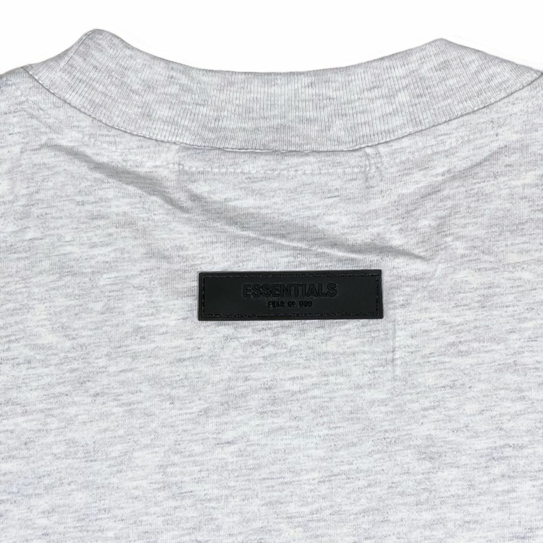 FEAR OF GOD(フィアオブゴッド)のFOG エッセンシャルズ 1977ロゴ 半袖 Tシャツ ライトグレー M メンズのトップス(Tシャツ/カットソー(半袖/袖なし))の商品写真