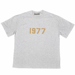 フィアオブゴッド(FEAR OF GOD)のFOG エッセンシャルズ 1977ロゴ 半袖 Tシャツ ライトグレー M(Tシャツ/カットソー(半袖/袖なし))