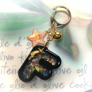 ハンドメイドレジンイニシャルキーホルダーの通販 by プウ shop|ラクマ