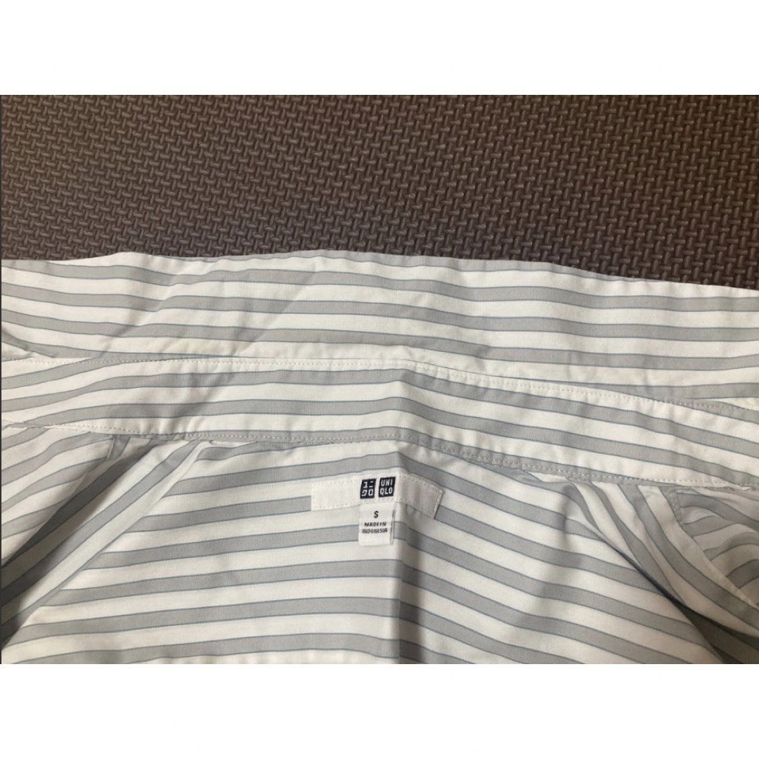 UNIQLO(ユニクロ)のユニクロ　グレーxグリーンストライプシャツ レディースのトップス(シャツ/ブラウス(半袖/袖なし))の商品写真