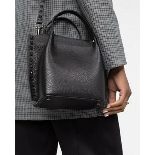 ヴァレンティノ(VALENTINO)の美品《ヴァレンティノ》ロックスタッズ グレインカーフ スモール トートバッグ(トートバッグ)