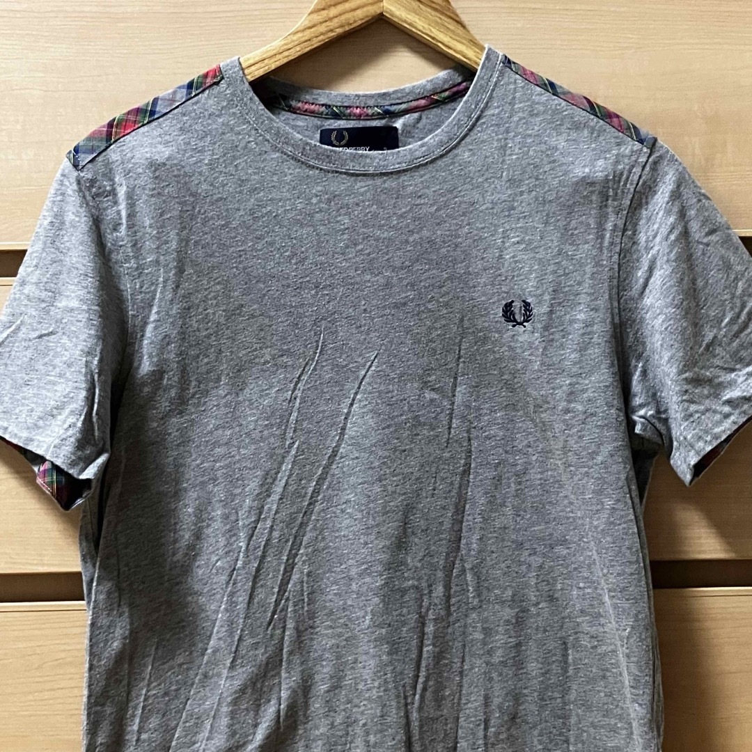 FRED PERRY(フレッドペリー)のにゅう様専用フレッドペリー　FRED PERRY 半袖Tシャツ　グレー　Sサイズ メンズのトップス(Tシャツ/カットソー(半袖/袖なし))の商品写真