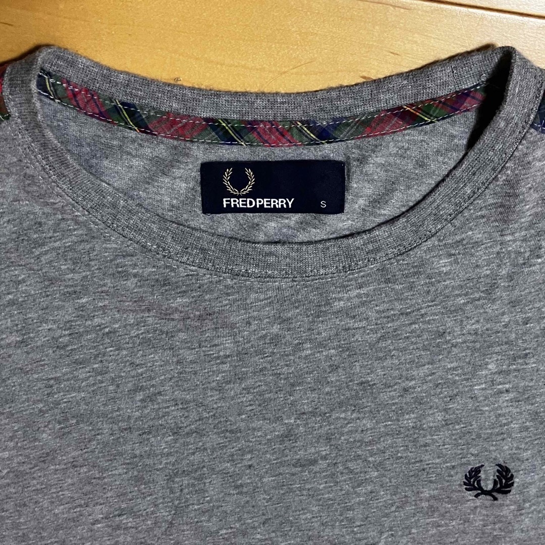 FRED PERRY(フレッドペリー)のにゅう様専用フレッドペリー　FRED PERRY 半袖Tシャツ　グレー　Sサイズ メンズのトップス(Tシャツ/カットソー(半袖/袖なし))の商品写真