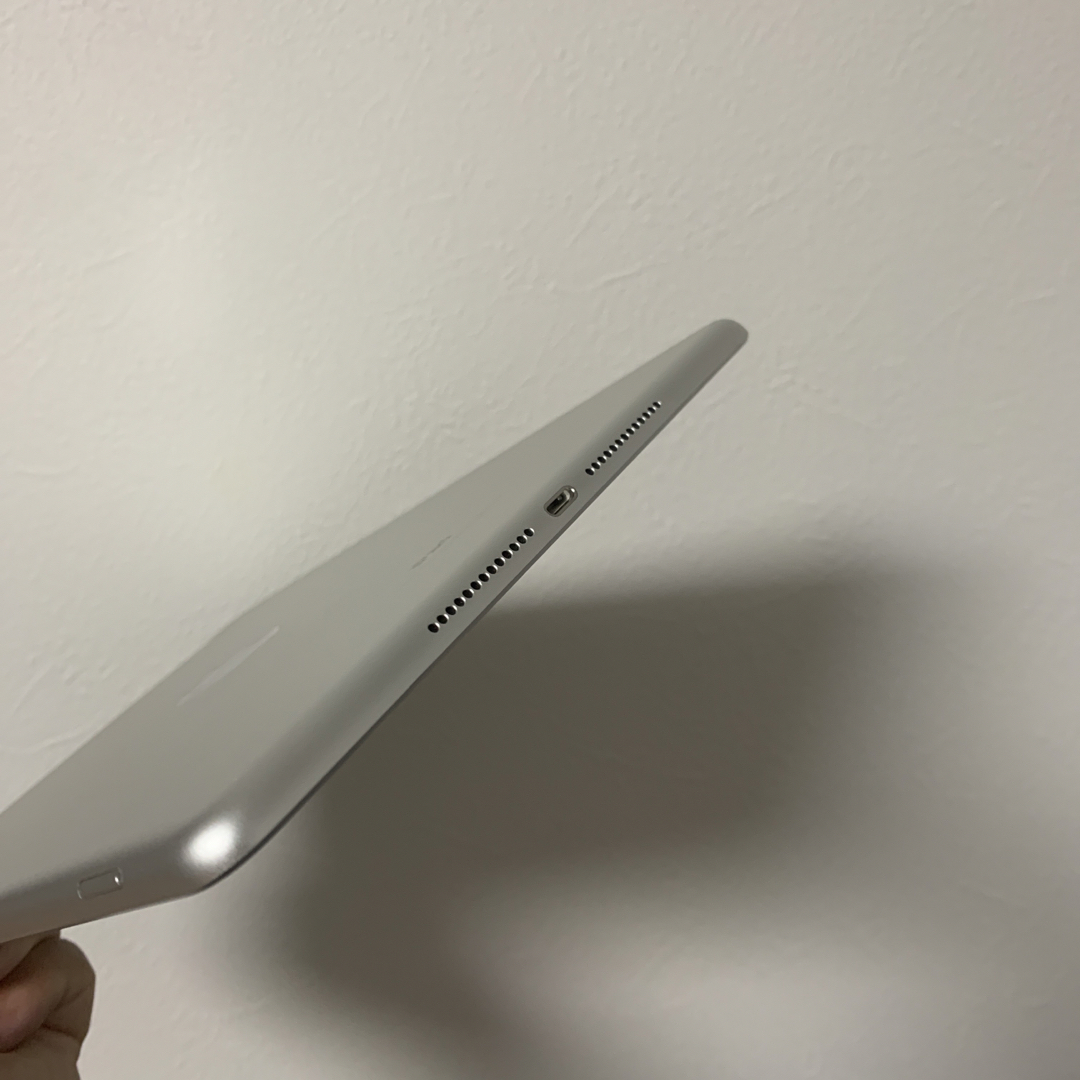 【美品】iPad 2017 第5世代  SIMフリー r60 3