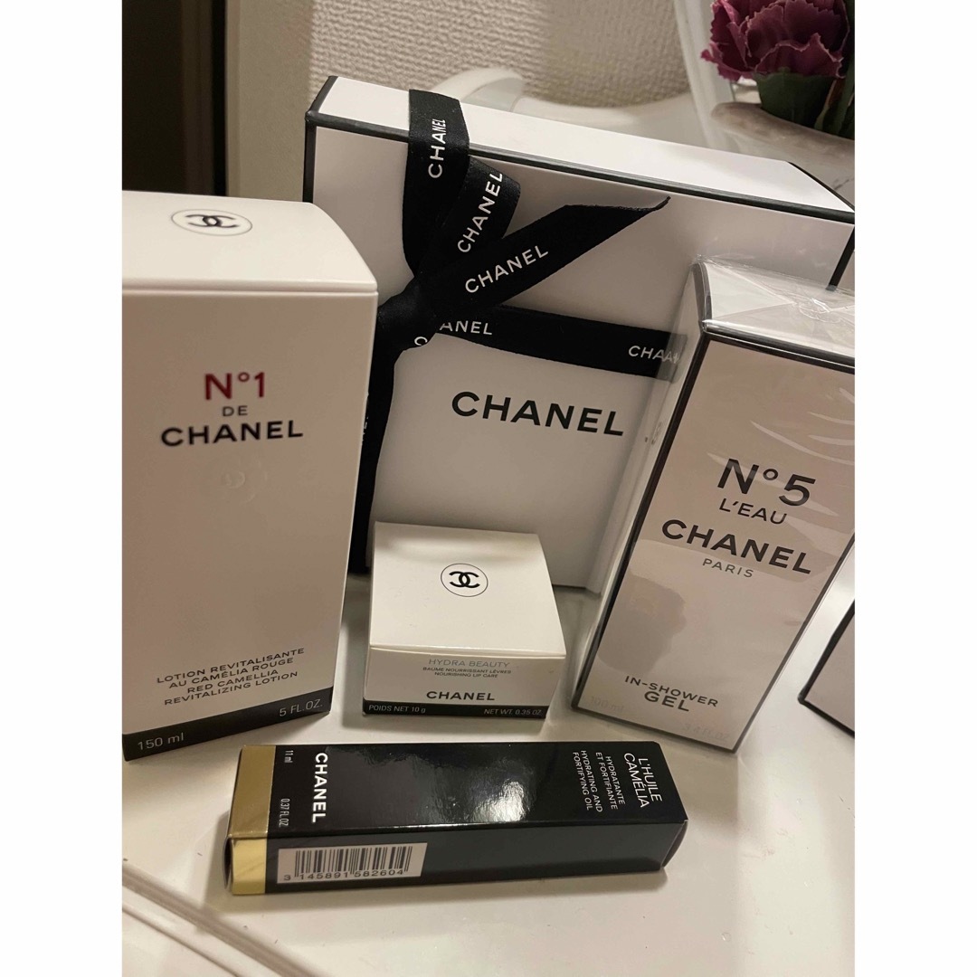 CHANEL(シャネル)のCHANELローション、ネイルオイル、シャワージェル、リップバームセット♡新品 コスメ/美容のスキンケア/基礎化粧品(リップケア/リップクリーム)の商品写真