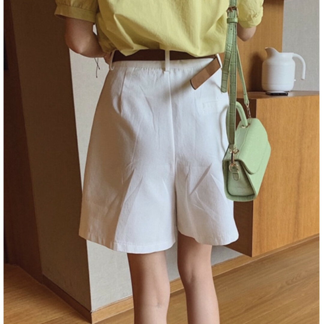 チノ ハーフパンツ 白 M ベルト付き ショートパンツ 無地 綺麗 美品 韓国  レディースのパンツ(ハーフパンツ)の商品写真