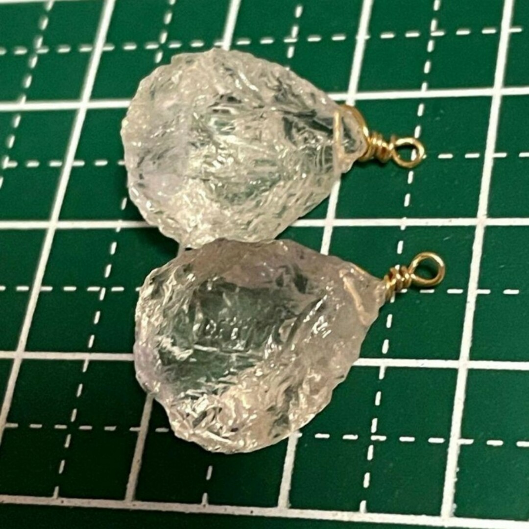 クリスタルAAA ラフロックペアシェイプ14Kgfピアス - ピアス