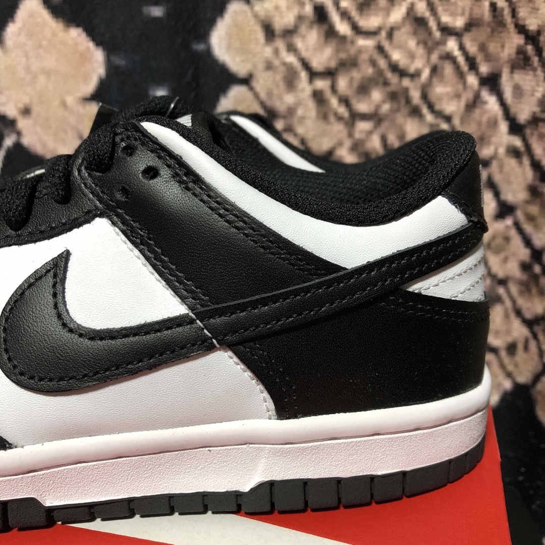 NIKE(ナイキ)のラスト1点‼️NIKE DUNK LOW ✨パンダ✨(GS)23cm レディースの靴/シューズ(スニーカー)の商品写真