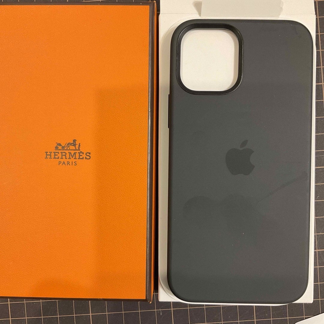 Hermes(エルメス)のエルメス ボルデュック iPhone12/12Proケース+Apple純正ケース スマホ/家電/カメラのスマホアクセサリー(iPhoneケース)の商品写真