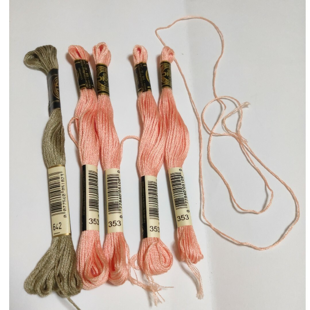 刺繍糸　dmc 5本　未使用4本　1本使いかけ ハンドメイドの素材/材料(生地/糸)の商品写真