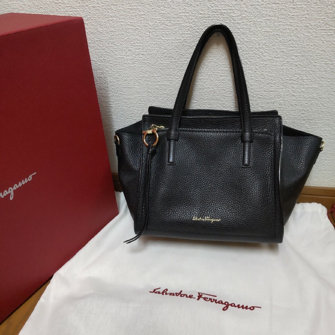 Ferragamo  フェラガモ　ハンドバッグ　ショルダー付き　黒