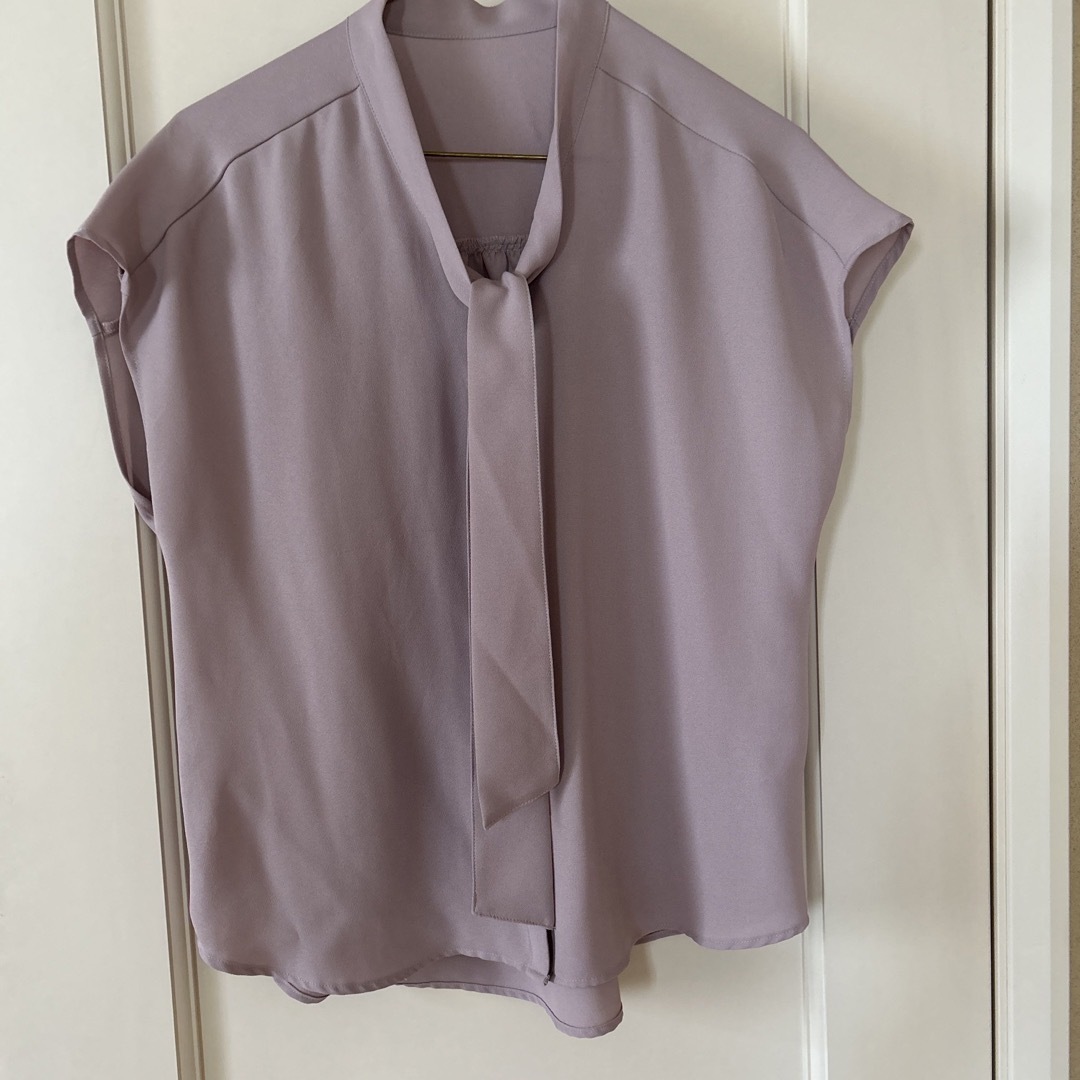 GU(ジーユー)のGU くすみピンク　ボウタイ　ブラウス レディースのトップス(シャツ/ブラウス(半袖/袖なし))の商品写真