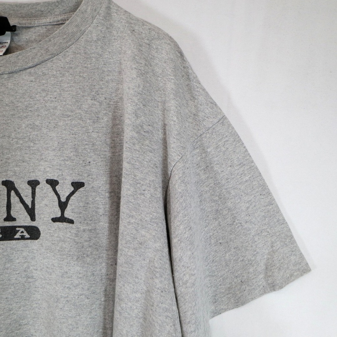 DKNY(ダナキャランニューヨーク)の90年代 DKNY ダナキャラン プリント 半袖Ｔシャツ シングルステッチ グレー (メンズ XL) 中古 古着 O2135 メンズのトップス(Tシャツ/カットソー(半袖/袖なし))の商品写真