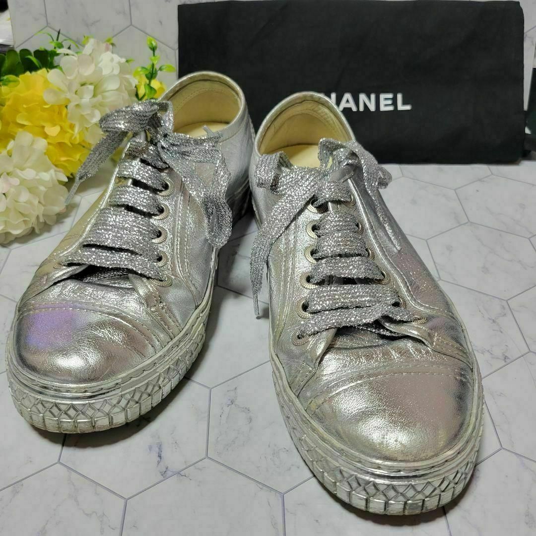 CHANEL　キラキラ　シルバー　スニーカー　紐　スポーツ　パンプス　おでかけ