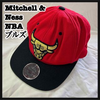 ミッチェルアンドネス(MITCHELL & NESS)のミッチェルアンドネス】帽子　キャップ　NBA　ブルズ　刺繍　赤　バスケ　デカロゴ(キャップ)