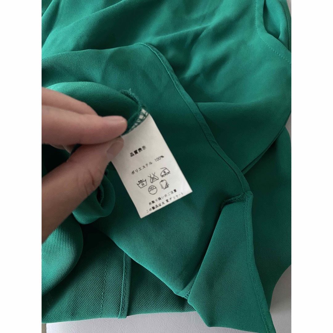 グリーン　袖なしシャツ レディースのトップス(シャツ/ブラウス(半袖/袖なし))の商品写真