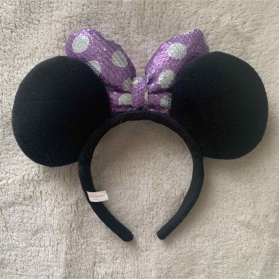 Disney(ディズニー)のディズニー カチューシャ 紫スパンコールリボン レディースのヘアアクセサリー(カチューシャ)の商品写真