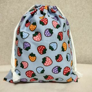 巾着袋　いちご柄　ハンドメイド(外出用品)