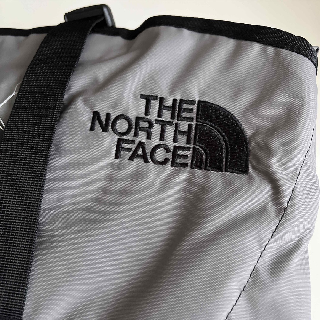 THE NORTH FACE(ザノースフェイス)のTHE NORTH FACE ノースフェイス　エスケープダッフル  ジンクグレー メンズのバッグ(トラベルバッグ/スーツケース)の商品写真