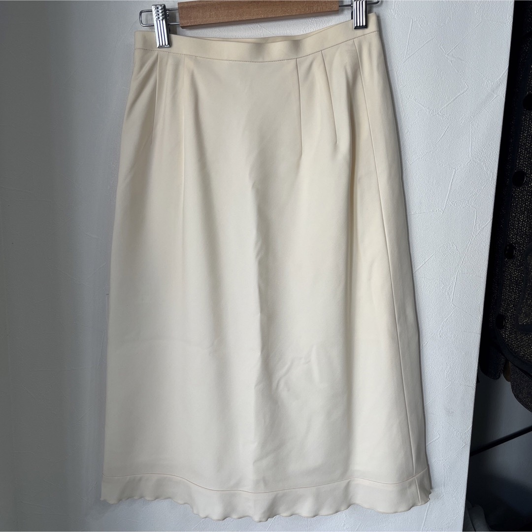 Harrods(ハロッズ)の新品未使用タグ付　ハロッズ　膝丈フリルスカート　オフホワイト　サイズ1  毛 レディースのスカート(ひざ丈スカート)の商品写真
