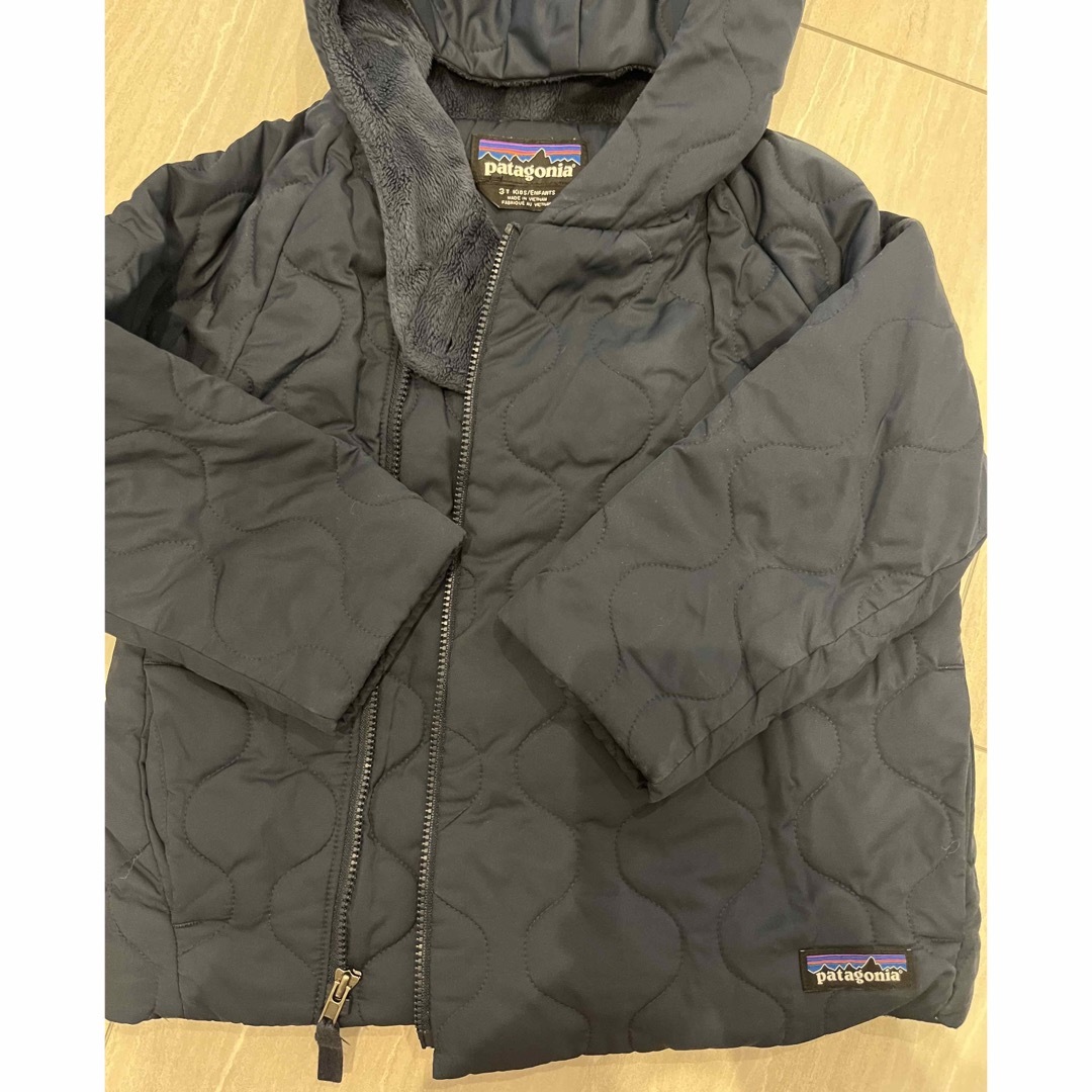 patagonia(パタゴニア)のパタゴニア　キッズ　ダウン　3T キッズ/ベビー/マタニティのベビー服(~85cm)(ジャケット/コート)の商品写真