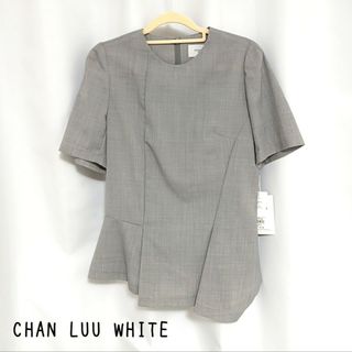 チャンルー(CHAN LUU)の〈新品タグ付き〉 CHAN LUU WHITE　アシメトリ ぺプラムブラウス(シャツ/ブラウス(長袖/七分))