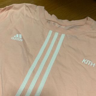 アディダス(adidas)のadidas kith シャツ ピンク キス キース(Tシャツ/カットソー(半袖/袖なし))