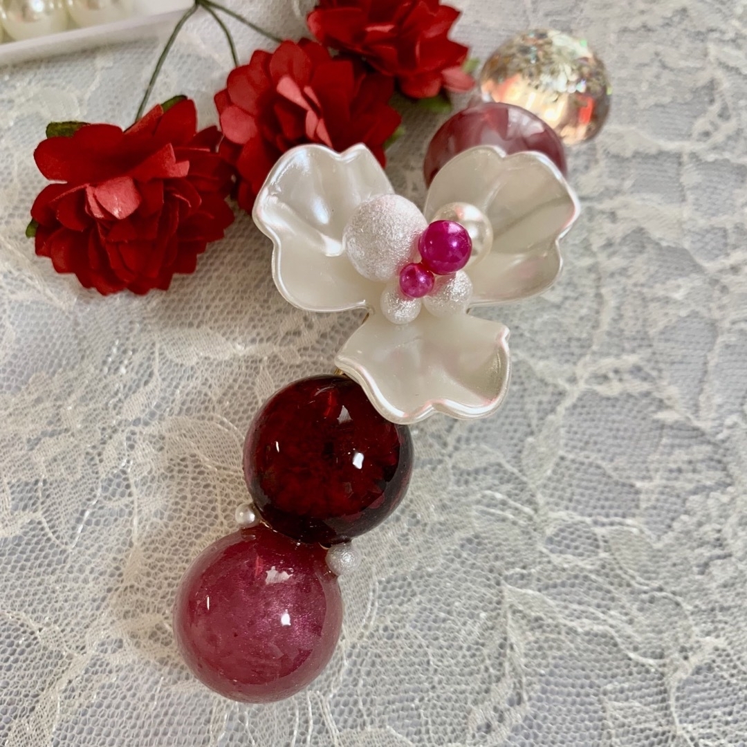 大きなパールのお花のバレッタ(赤) ハンドメイドのアクセサリー(ヘアアクセサリー)の商品写真