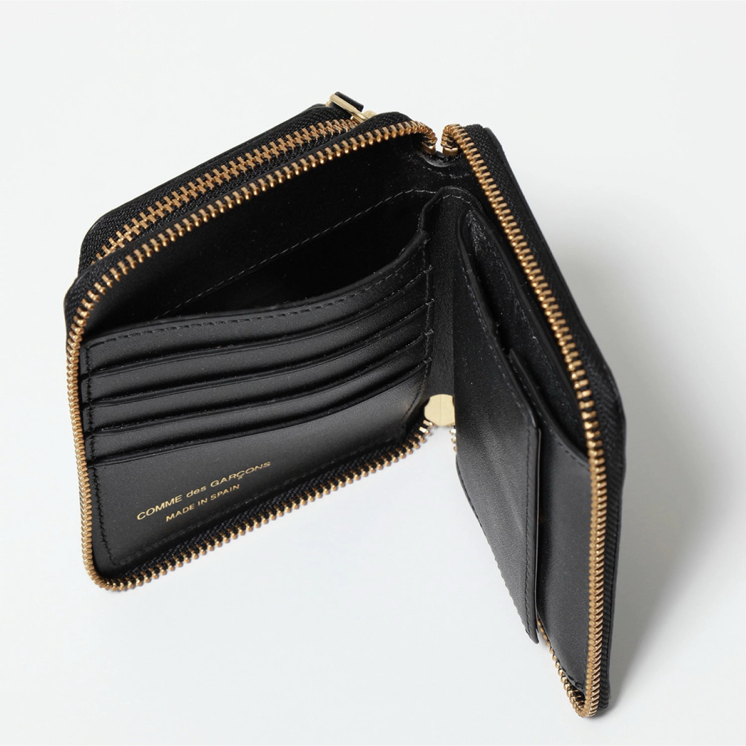 WALLET COMME des GARCONS(ウォレットコムデギャルソン)の新品 コムデギャルソン 二つ折り財布 ラウンドファスナー ブラック レザー メンズのファッション小物(折り財布)の商品写真