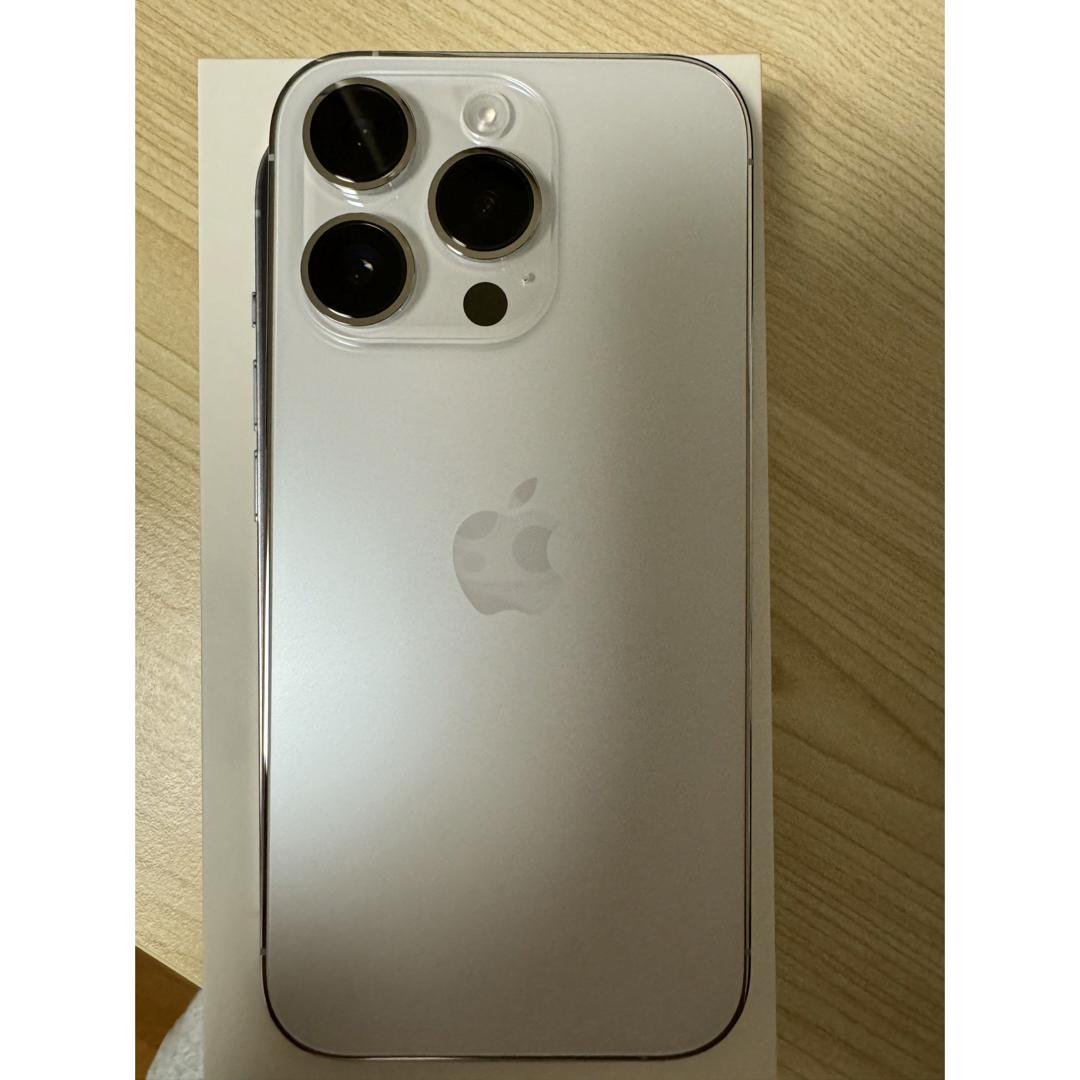 iPhone(アイフォーン)のiPhone 14 Pro シルバー　256GB SIMフリー 中古 スマホ/家電/カメラのスマートフォン/携帯電話(スマートフォン本体)の商品写真