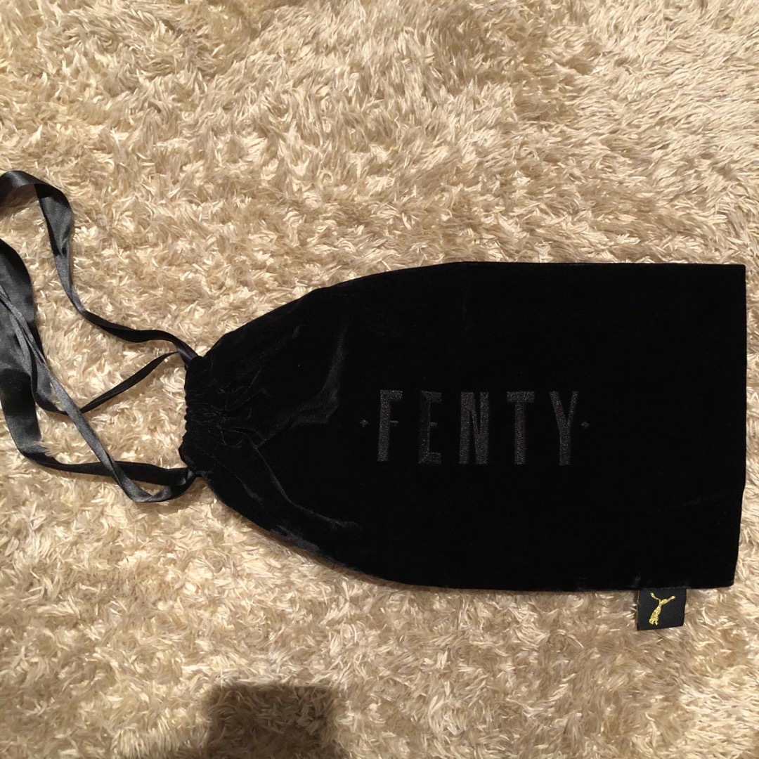 FENTY(フェンティ)のpuma × リアーナ　FENTY ポーチ レディースのファッション小物(ポーチ)の商品写真