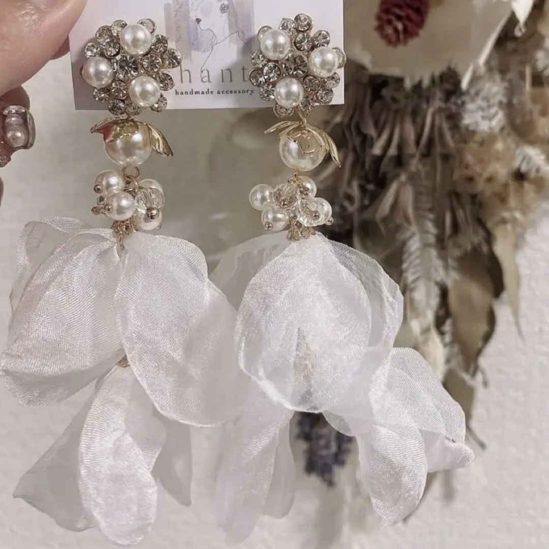 登場大人気アイテム 花びら イヤリング