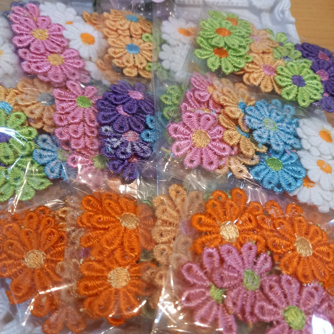 刺繍花　カラフル10色(ホワイトは10枚)　合計55枚☆＋ちょっとおまけ ハンドメイドの素材/材料(生地/糸)の商品写真