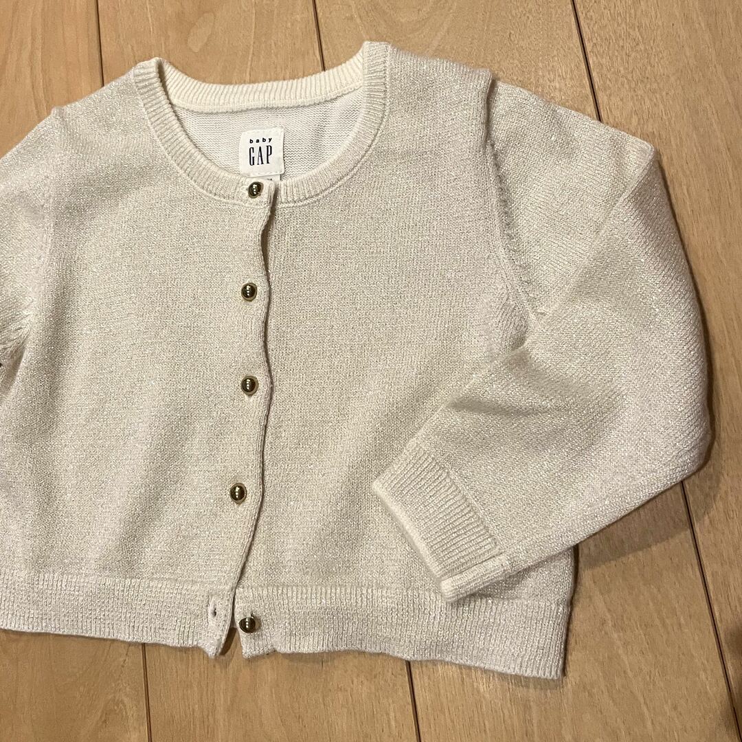 babyGAP(ベビーギャップ)のGAP 18-24  ベージュラメ　カーディガン キッズ/ベビー/マタニティのベビー服(~85cm)(カーディガン/ボレロ)の商品写真