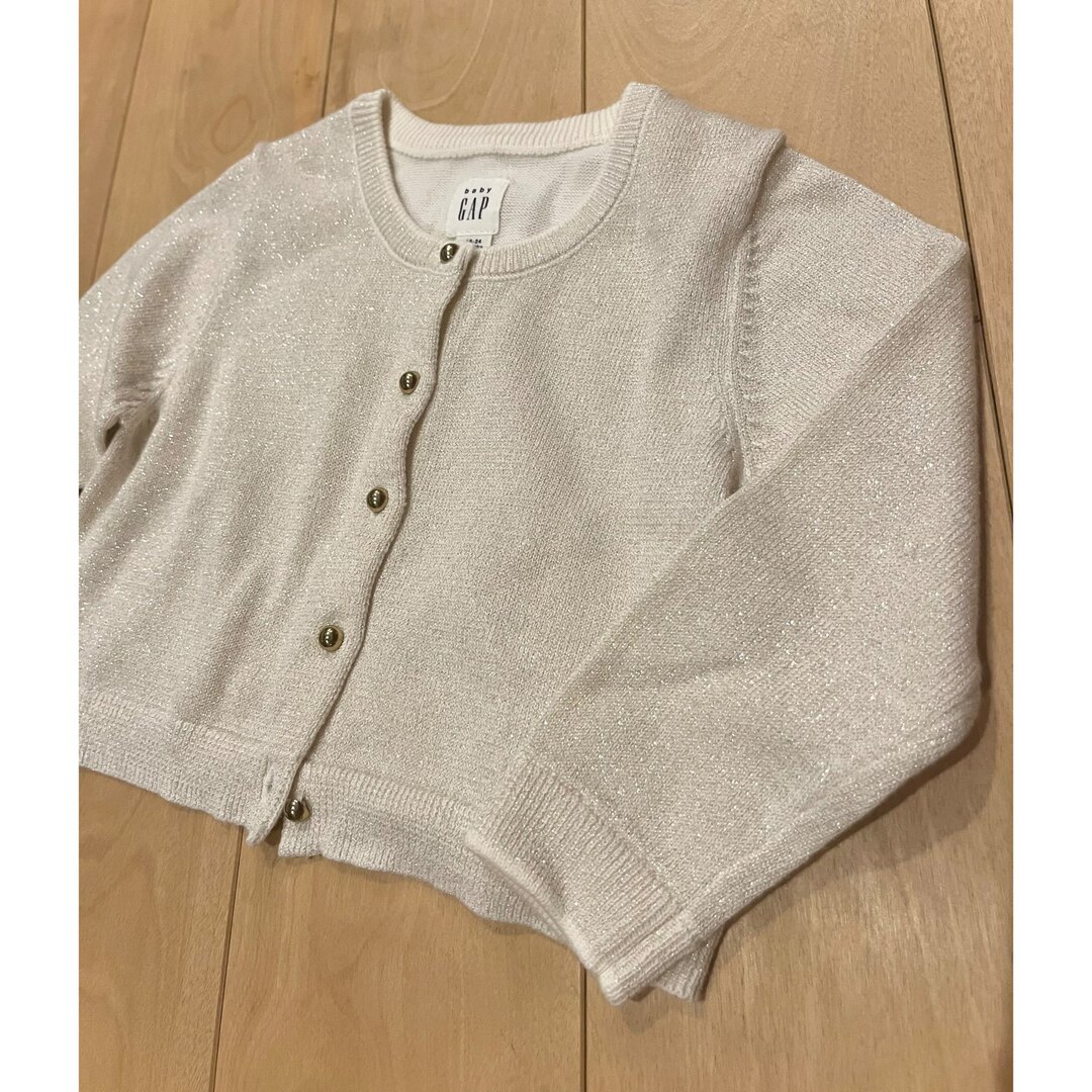 babyGAP(ベビーギャップ)のGAP 18-24  ベージュラメ　カーディガン キッズ/ベビー/マタニティのベビー服(~85cm)(カーディガン/ボレロ)の商品写真