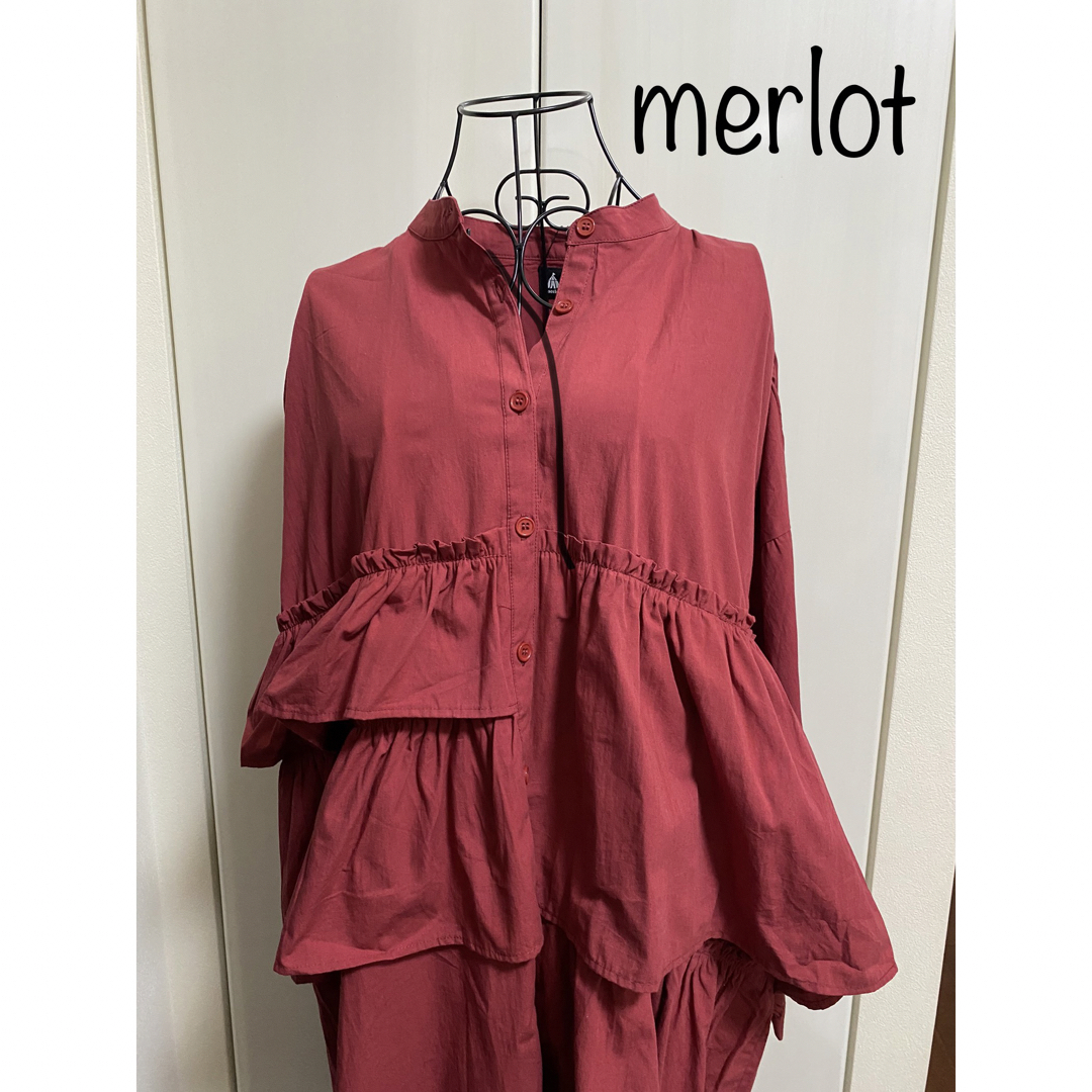 merlot(メルロー)のタグ付き★merlot メルロー  シャツワンピース  フリル　アシンメトリー レディースのワンピース(ロングワンピース/マキシワンピース)の商品写真