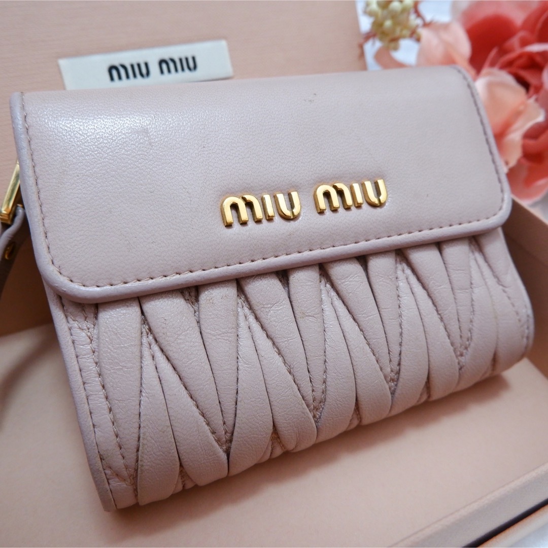 ♡美品♥︎MIUMIU 三つ折り財布 マテラッセ 金ロゴ ピンクベージュ