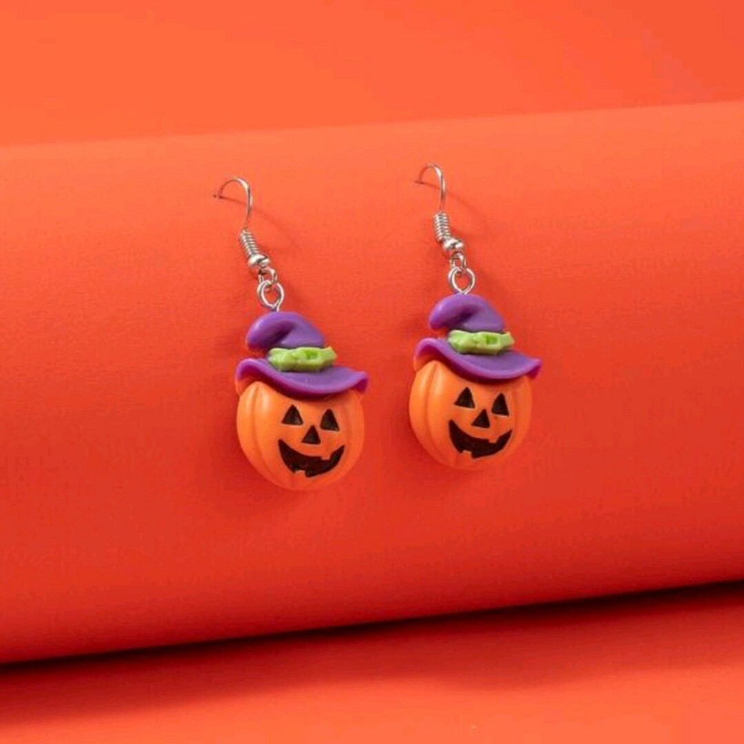 《新品》ハロウィン☆かぼちゃパープルハットのピアス  コスプレ パーティー レディースのアクセサリー(ピアス)の商品写真